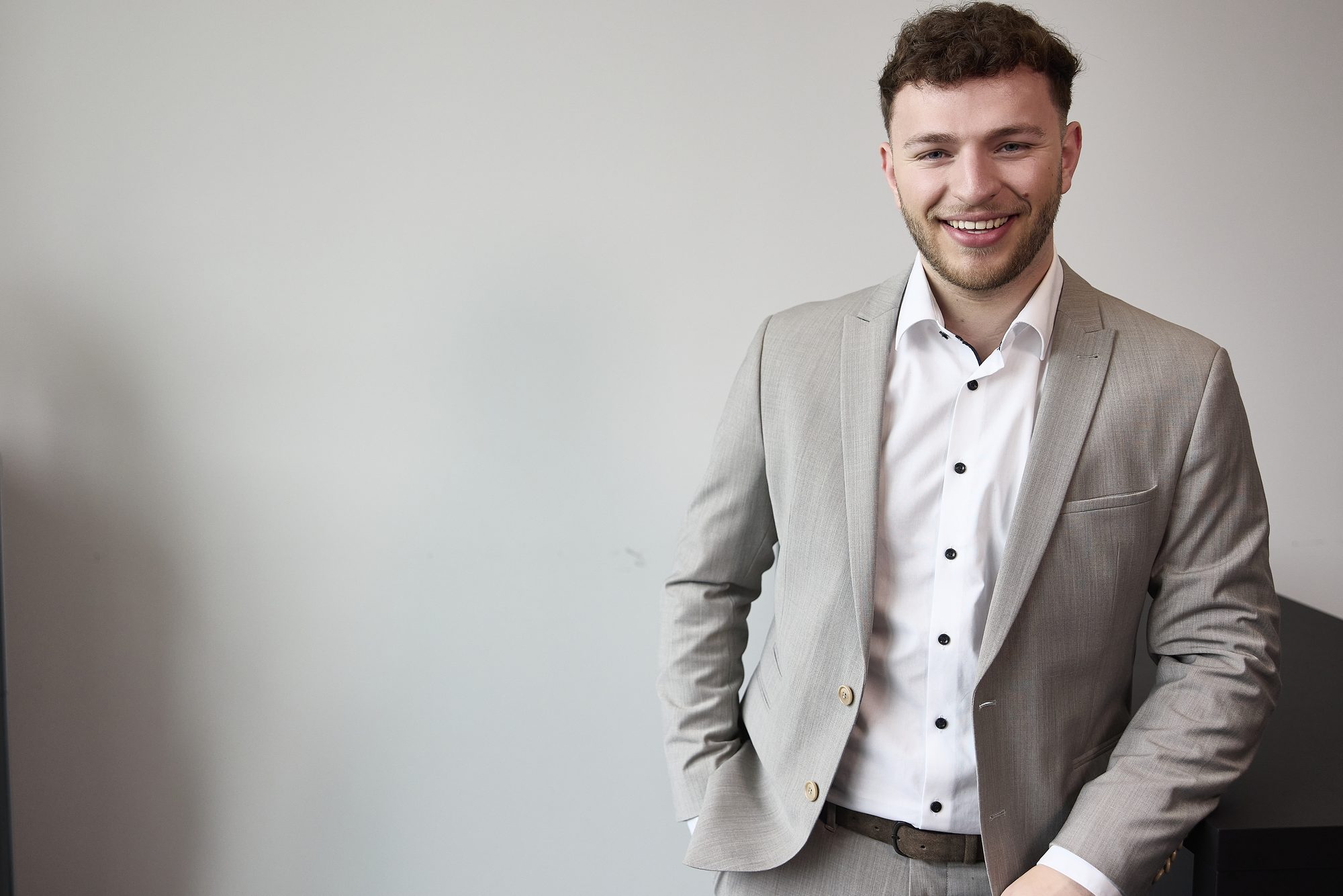 Lukas Strobel, Geschäftsführer der LSX UG, im hellen Anzug